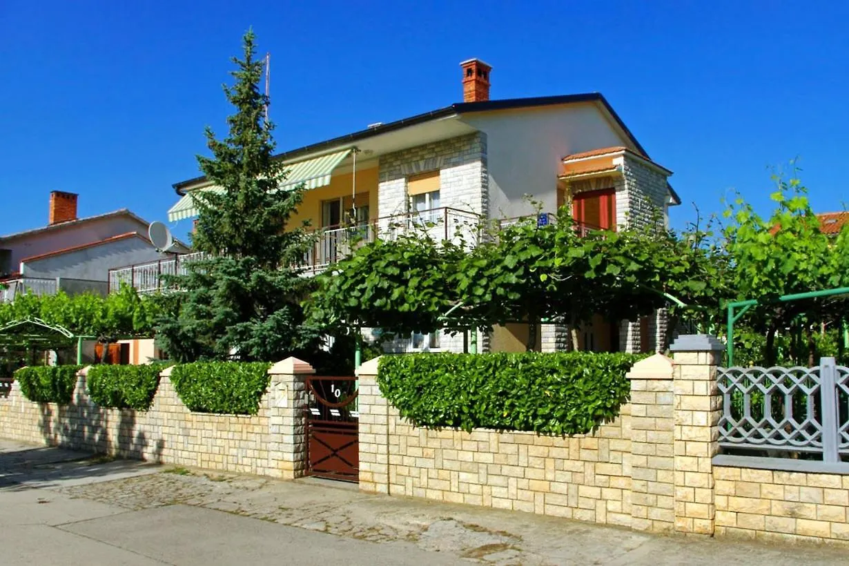 Apartments With A Parking Space Pula - 7321 Valdebek